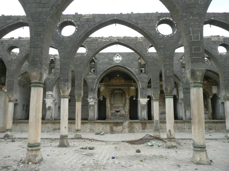صورة: كنيسة القديس كيراكوس الأرمنية في ديار بكر سنة 2008، قبل الترميم