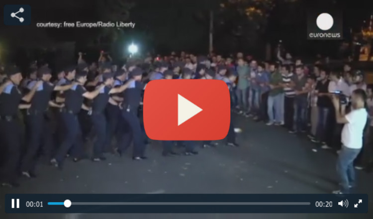 يورونيوز: يريفان تعتقل 50 شخصا حاولوا اغلاق طريق وسط المدينة