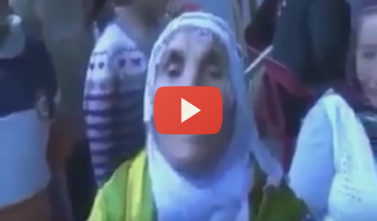 عجوز كردية تنهال بالمسبات على رجب طيب أردوغان