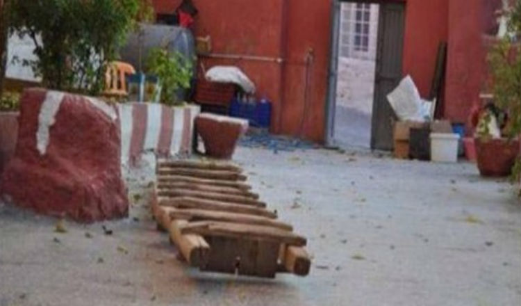 جنود أتراك يحطمون أبواب الكنيسة الأرمنية في ماردين