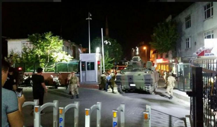 عاجل: انقلاب عسكري في تركيا.. الجيش يسيطر وأردوغان يختفي عن الانظار