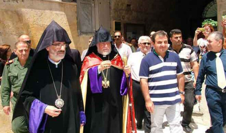 قداسة آرام الأول كيشيشيان يصل اللاذقية ويعد بزيارة حلب قريبا