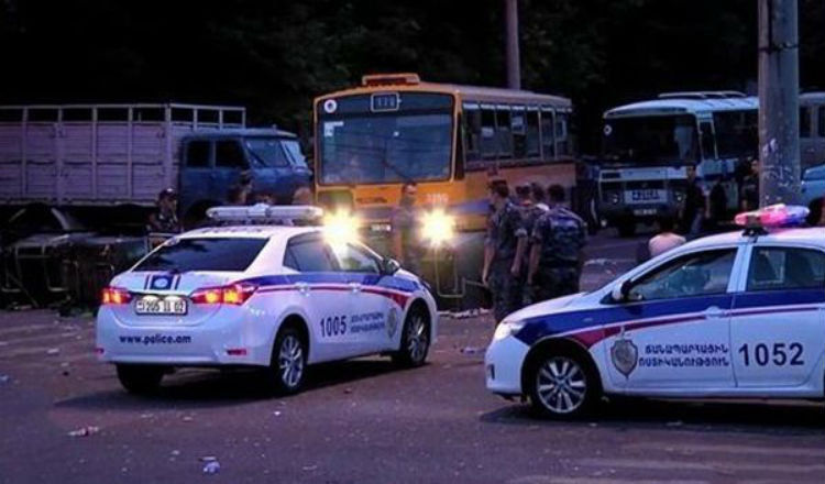 مقتل ضابط في أرمينيا بعد تحذيرات بإلقاء السلاح