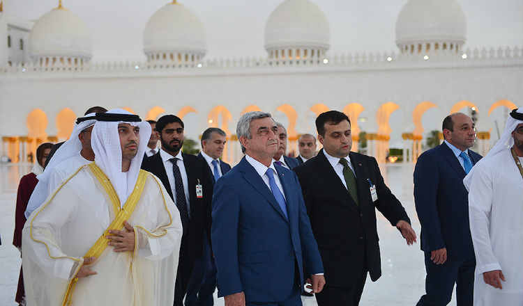 ساركيسيان يزور جامع الشيخ زايد في أبو ظبي