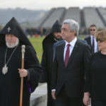 ساركيسيان، السيدة عقيلته وكاثوليكوس عموم الأرمن يزورون نصب الشهداء