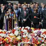 ساركيسيان، السيدة عقيلته وكاثوليكوس عموم الأرمن يزورون نصب الشهداء