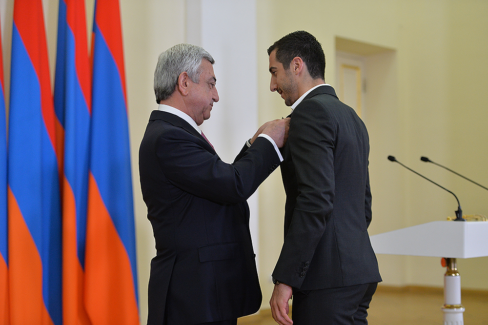 ساركيسيان يكرم هينريك مخيتاريان في القصر الرئاسي