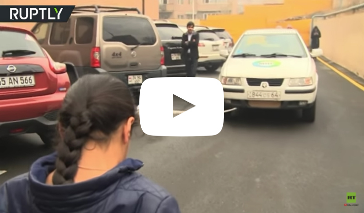 بالفيديو.. فتاة أرمنية تسحب سيارة بشعرها