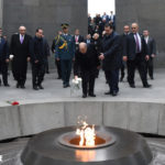 الرئيس اللبناني ميشال عون يزور نصب شهداء الإبادة الأرمنية في يريفان