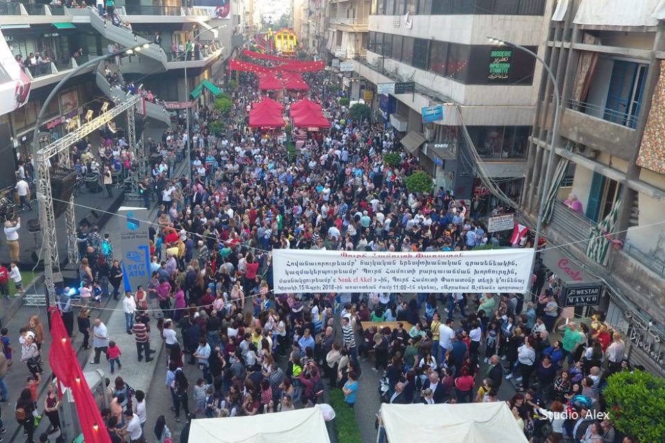 حشود غفيرة في شارع أشيجيان للمشاركة في مهرجان برج حمود 2018
