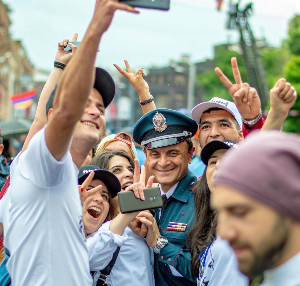 حين يبتسم السيد أوسيبيان ويلتقط السيلفي.. فذاك يعني الكثير