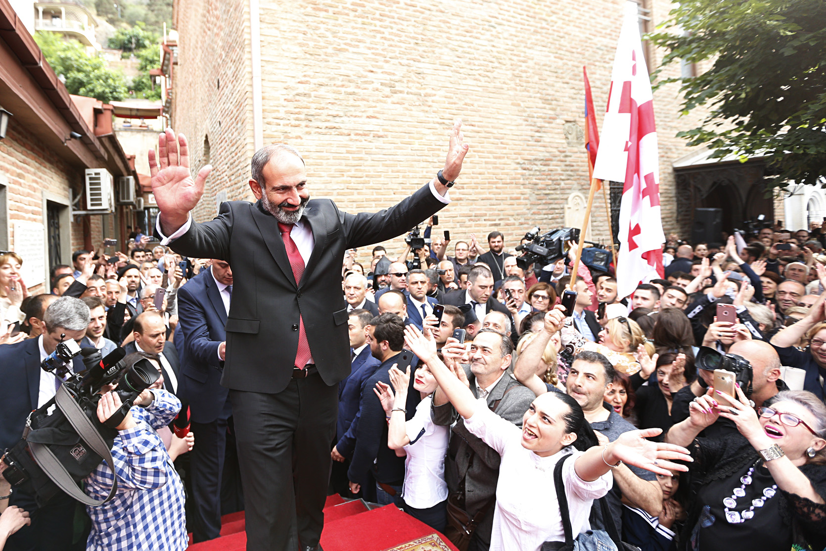 وسط استقبال شعبي حاشد، باشينيان يلتقي أبناء الجالية الأرمنية في تبليسي