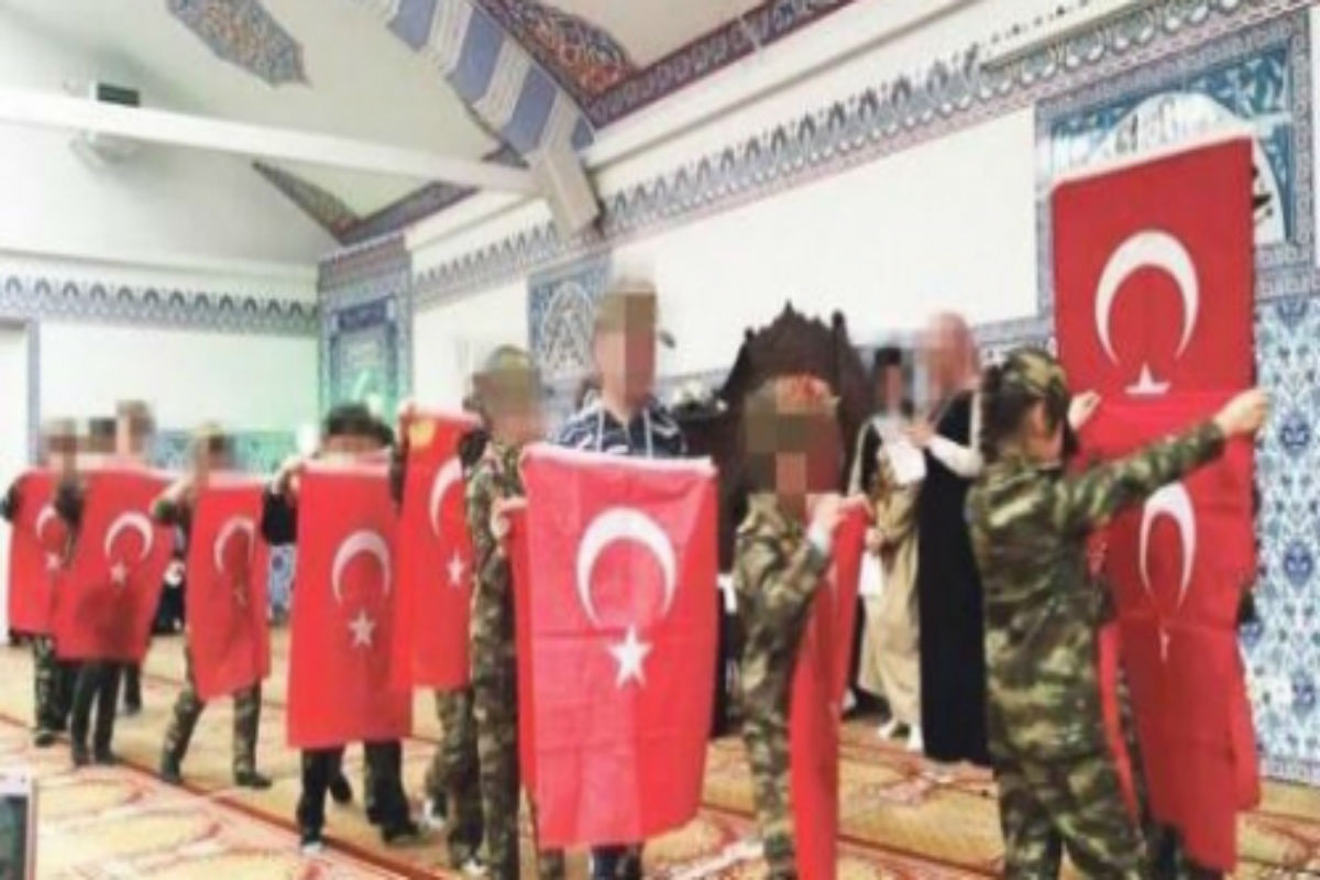النمسا تغلق 7 جوامع وتطرد أئمة مدعومون من تركيا