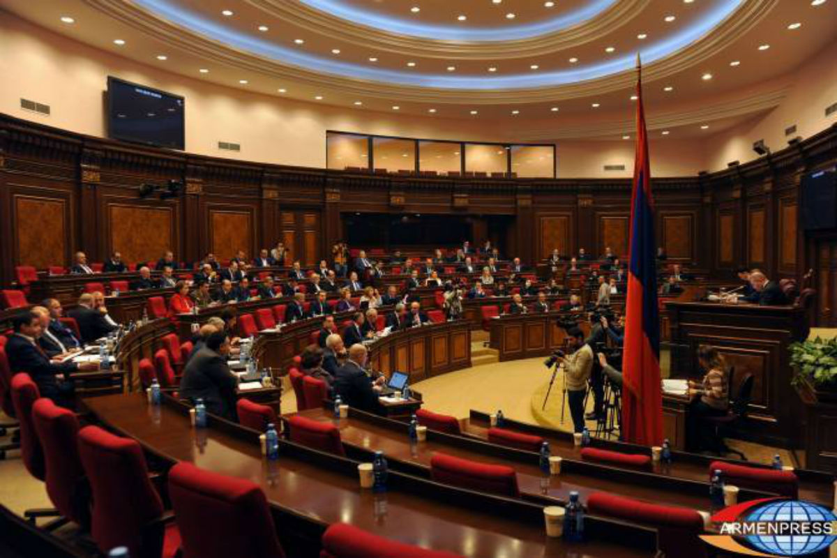 برلمان أرمينيا يعتمد قانونا مثيرا للجدل.. وأنصار باشينيان يتظاهرون