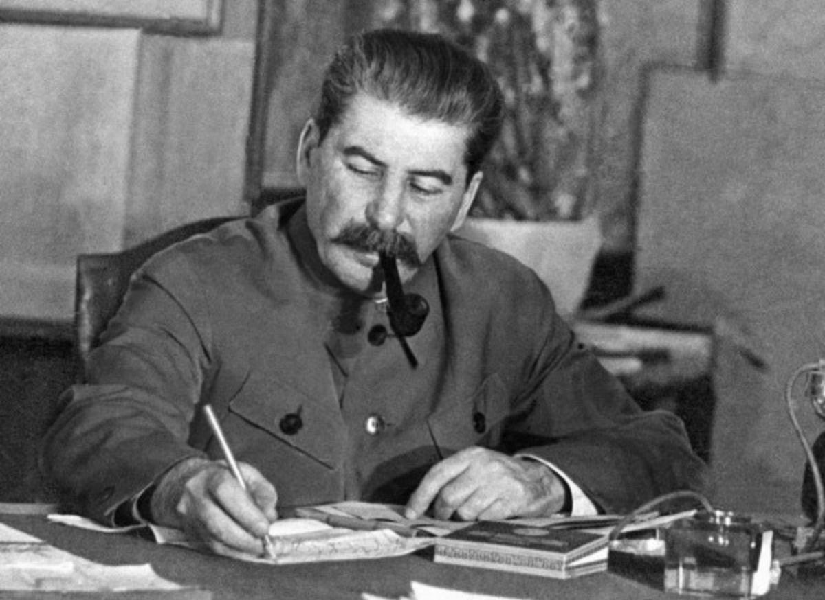 من حماقات ستالين.. بقلم آرا سوفاليان