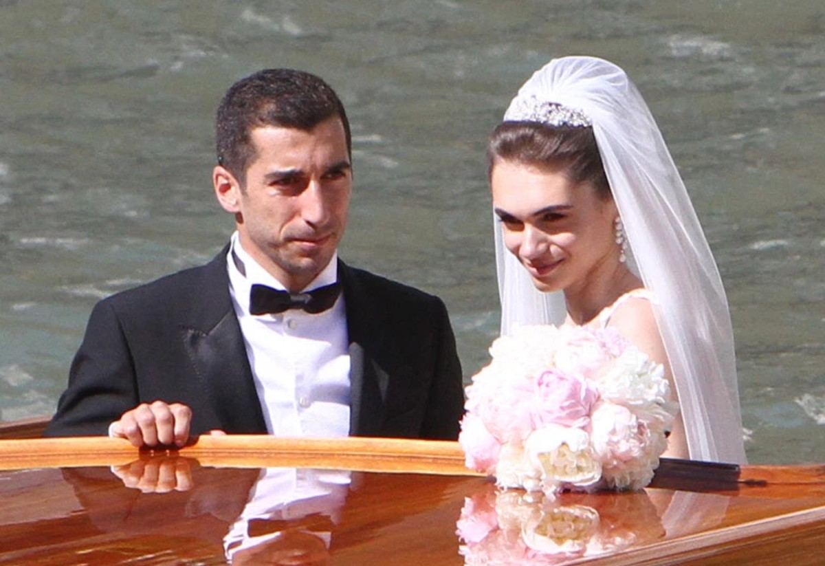 نجم أرسنال الأرمني يتزوج في جزيرة سان لازارو الأرمنية بإيطاليا