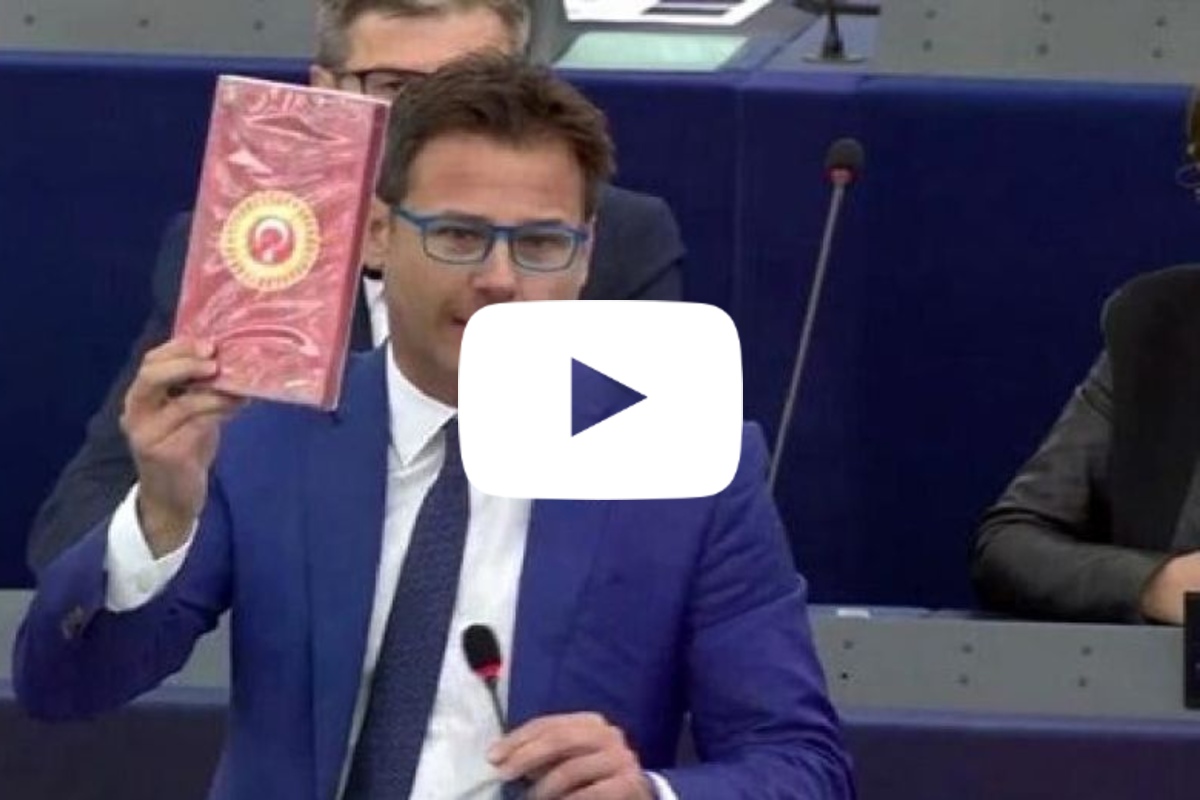 برلماني إيطالي يلقي بهدية النواب الأتراك أرضا: أياديكم ملطخة بالدماء
