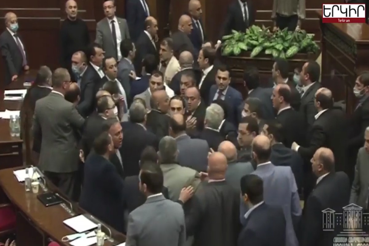 فيديو: شجار بين أعضاء البرلمان في أرمينيا