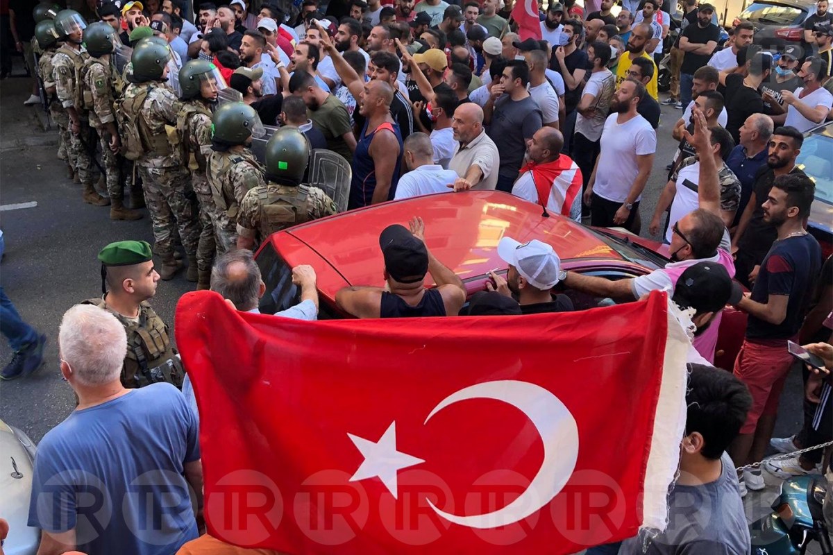هتافات داعمة للدولة العثمانية وأردوغان أمام مبنى تلفزيون الجديد