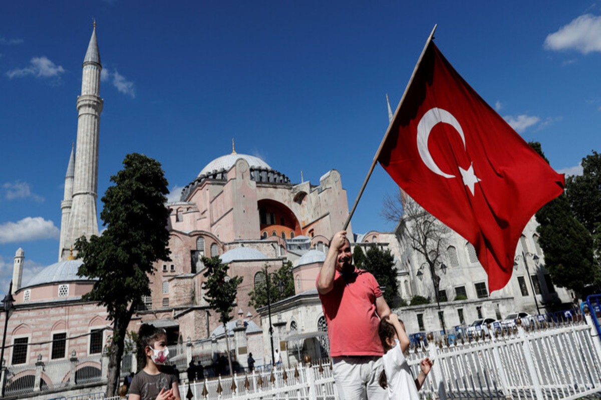 بعد قرار المحكمة العليا.. أردوغان يوقع مرسوم تحويل كنيسة آيا صوفيا إلى مسجد