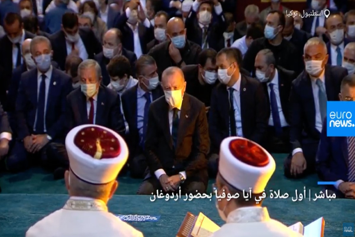 يحدث الآن: أردوغان يدنس كنيسة آيا صوفيا في أول صلاة جمعة بعد تحويلها إلى مسجد