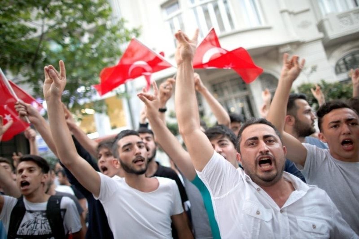 فرنسا تحظر جماعة الذئاب الرمادية التركية المتطرفة
