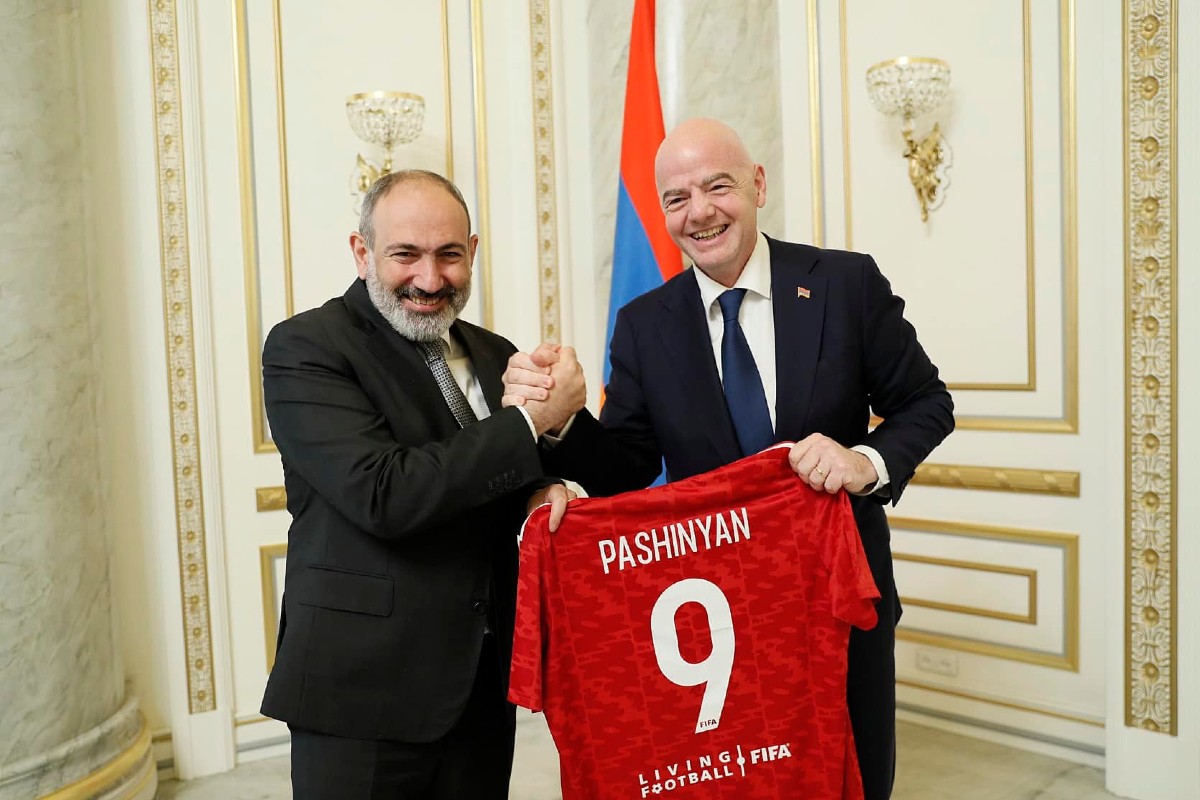 باشينيان يستقبل رئيس الفيفا الزائر لـ يريفان بمناسبة الذكرى الـ 30 لتأسيس اتحاد كرة القدم الأرمنية