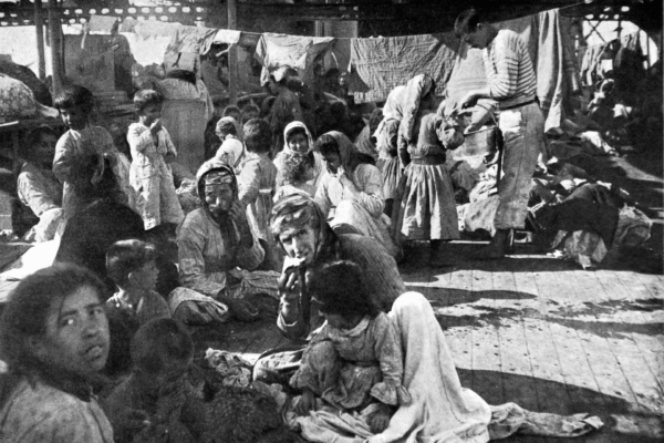 ناجون أرمن على متن سفينة حربية فرنسية بعد الإجلاء من ساحل موسى داغ، أيلول 1915.