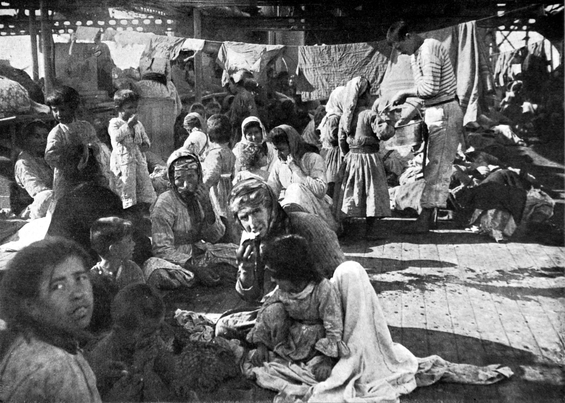 ناجون أرمن على متن سفينة حربية فرنسية بعد الإجلاء من ساحل موسى داغ، أيلول 1915.